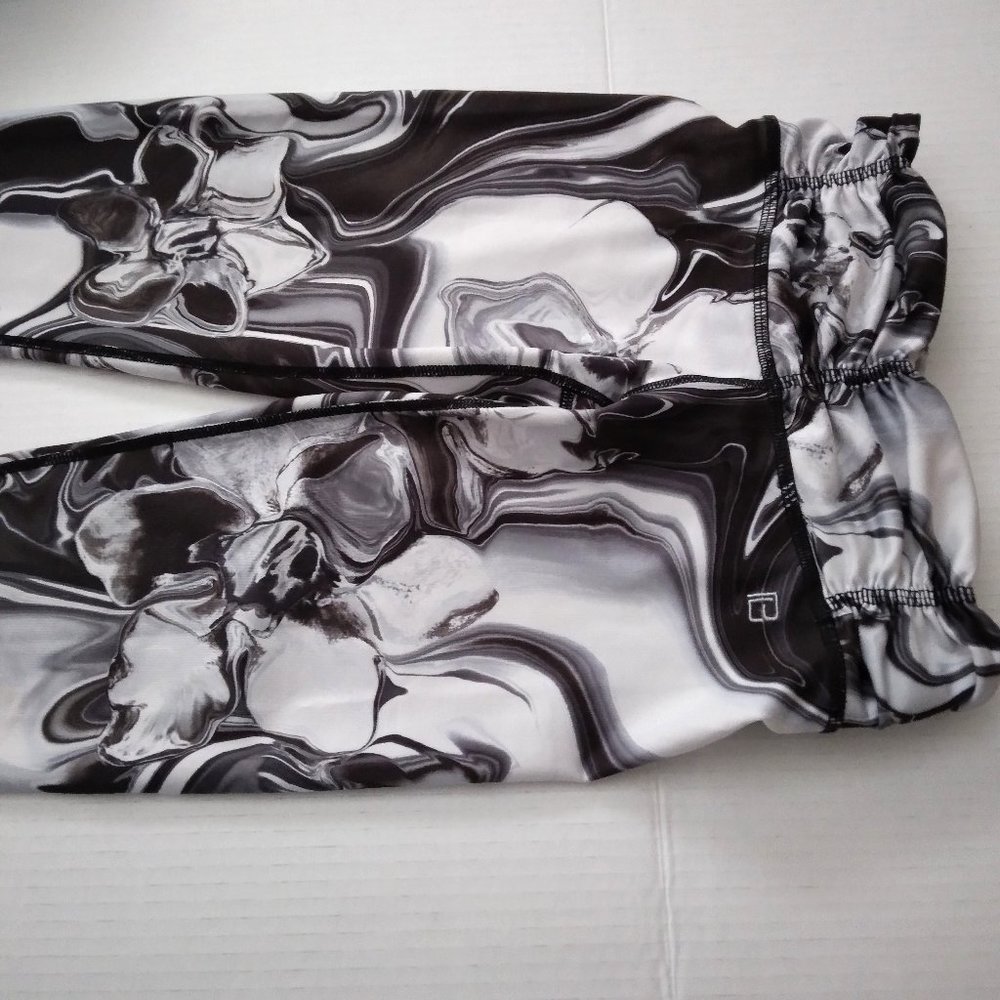 Athletic Leggings black and white design in XS